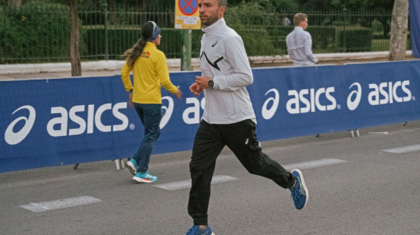 David-Gomez-Asics-calentamiento-Sevilla2024