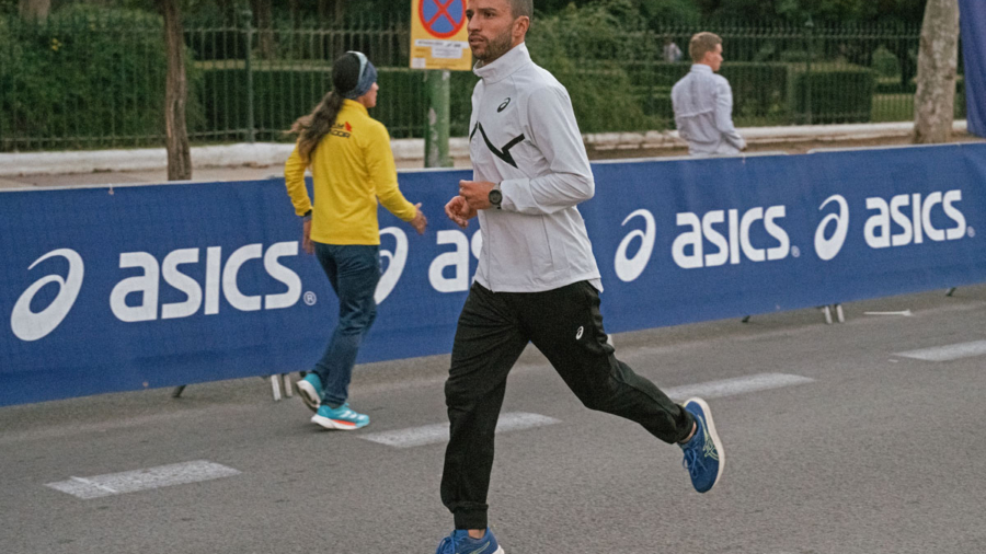 David-Gomez-Asics-calentamiento-Sevilla2024