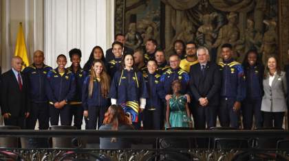 Entrega-bandera-Paris2024-equipo