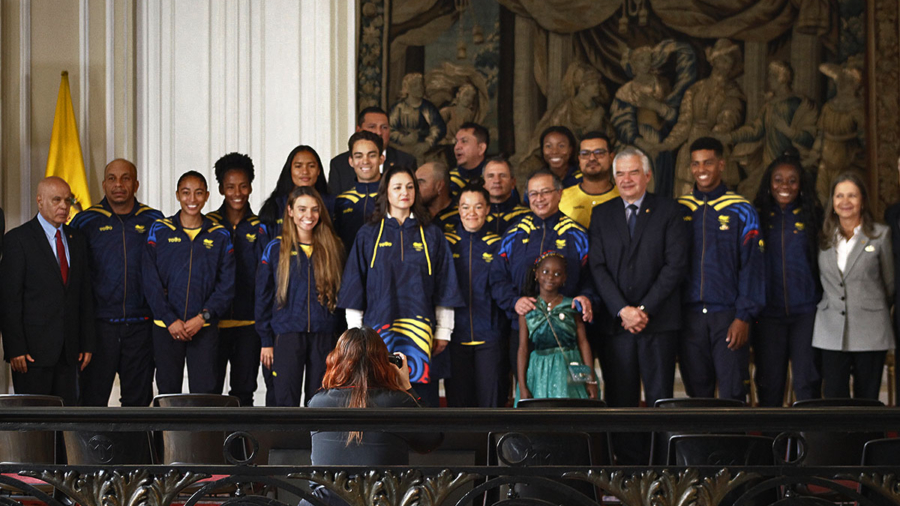 Entrega-bandera-Paris2024-equipo