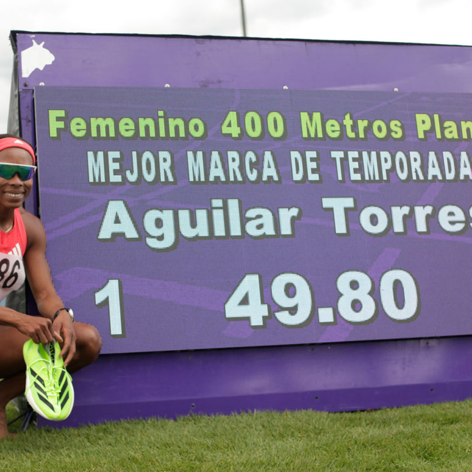 Evelis-Aguilar-marca-400-metros-tablero